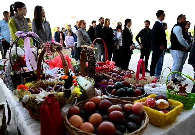 Karadağ'ın Podgorica kentindeki Katedral'de düzenlenen Paskalya ayini sırasında yumurta dolu sepetler sunuldu