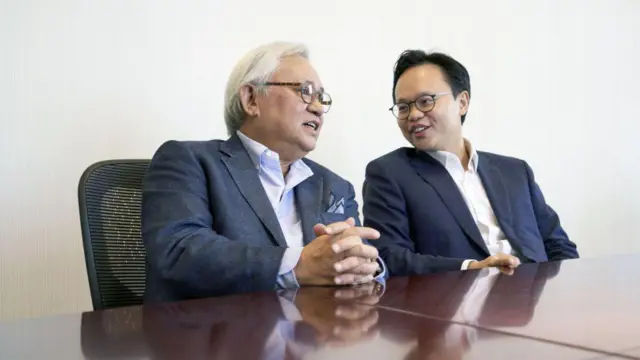 ရိုးမအုပ်စုတည်ထောင်သူ ဦးသိမ်းဝေ ခေါ် မစ္စတာ ဆာ့ချ်ပန်း နှင့် သားဖြစ်သူ အမှုဆောင်အရာရှိ(C.E.O) မစ္စတာ မဲဗင်ပန်း