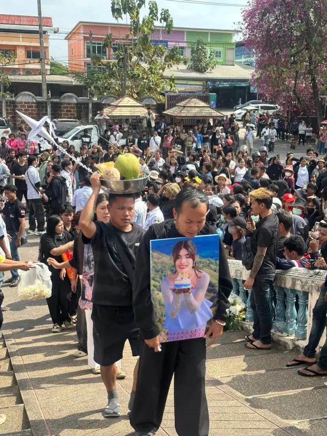 အွန်လိုင်းဆယ်လီ'' ဧရာဝတီမ'' ရဲ့နာရေးမြင်ကွင်း 