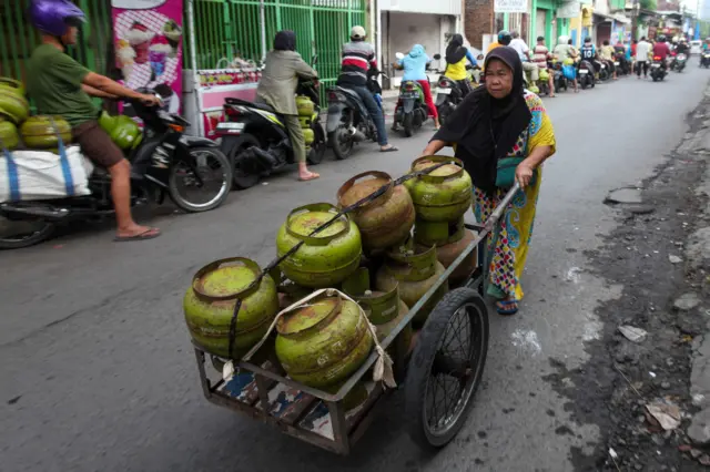 Warga mengantre untuk membeli gas elpiji 3 kilogram di salah satu pangkalan gas elpiji di Kampung Malang, Surabaya, Jawa Timur, Selasa (4/2/2025). Pangkalan gas elpiji yang berada di kawasan pemukiman padat penduduk di pusat Kota Surabaya itu terpantau melayani warga yang antre untuk mendapatkan gas elpiji 3 kilogram bersubsidi. ANTARA FOTO/Didik Suhartono/tom.
