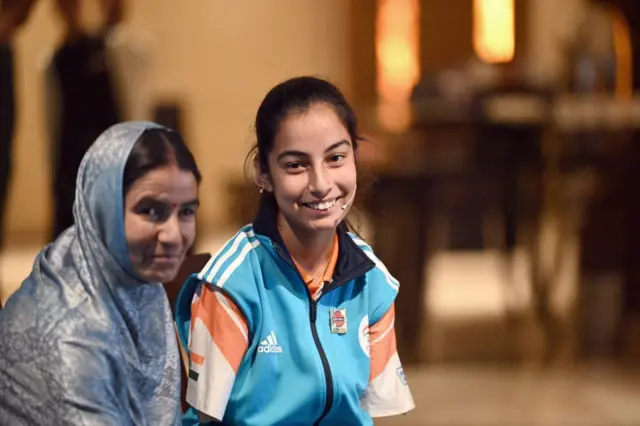 शीतल देवी आणि तिची आई