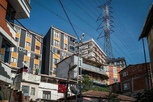 Nurtepe Mahallesi'nden bir görüntü. Apartmanlar ve gecekondu evleri görülüyor. 
