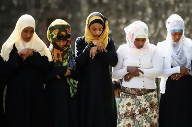 ሶላት ሴቶች ሲሰግዱ