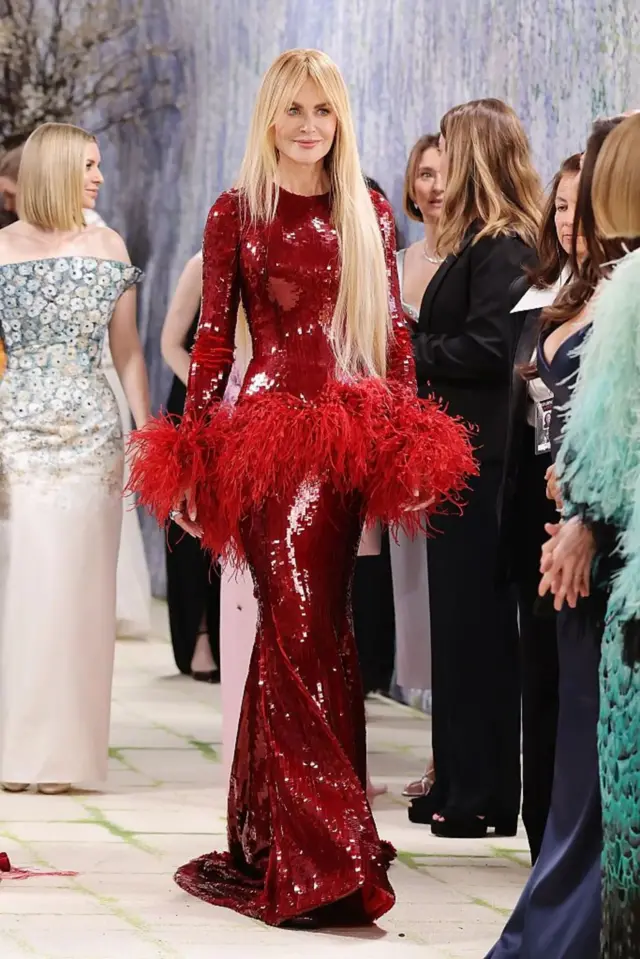 Umukinnyi w'icyamamare muri filimi Nicole Kidman yaserutse yambaye ikanzu y'umutuku ya Chanel
