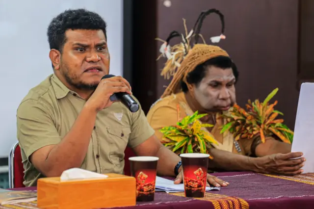 Mama Yasinta (kanan) bersama dengan Direktur LBH Pos Merauke Papua Johnny Teddy Wakum dalam sebuah konferensi pers tentang penggusuran di tanah Papua.