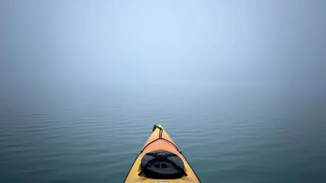 Ніс каяка на воді