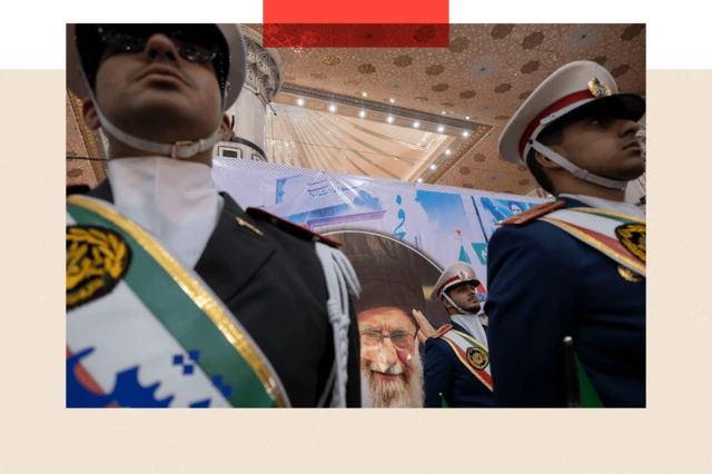 Anggota Militer Iran berjaga di depan potret Pemimpin Tertinggi Iran Ayatollah Ali Khamenei selama upacara di Teheran bagian Selatan, pada 1 Februari 2024.
