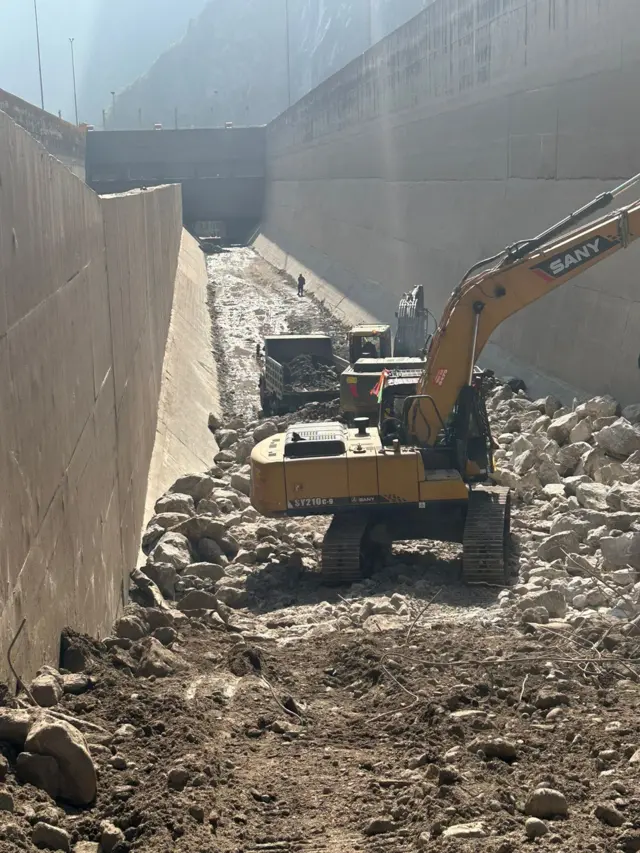 माथिल्लो तामाकोशी जलविद्युत् आयोजनाको मर्मत हुँदै