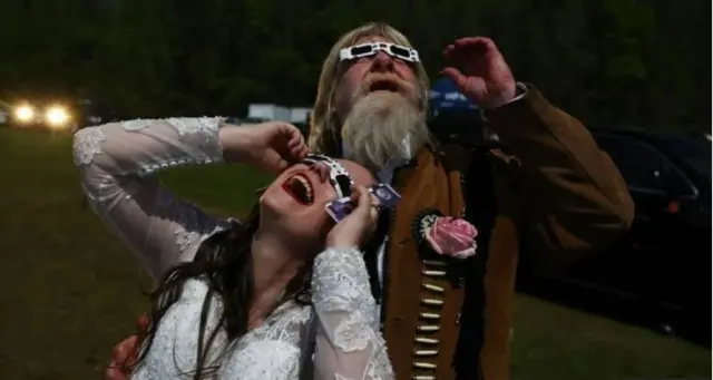 सैकड़ों लोगों ने सूर्यग्रहण के मौक़े पर शादी की