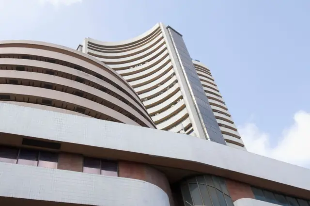 பங்குச் சந்தையில் ரூ.50 லட்சம் கோடியை இழந்த முதலீட்டாளர்கள் - இவ்வளவு பெரிய வீழ்ச்சி ஏன்?