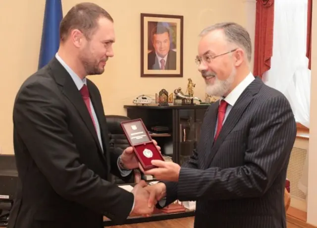 Шкарлет та Табачник