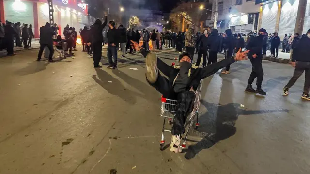 तेहरान के करमनशाह के बाज़ार में विरोध प्रदर्शन करते प्रदर्शनकारी