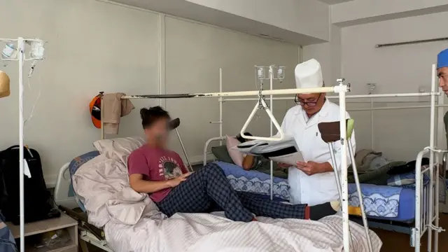 Шаардык клиникалык тез жардам ооруканасынын дарыгерлери үч жигиттин абалы туруктуу экенин айтты