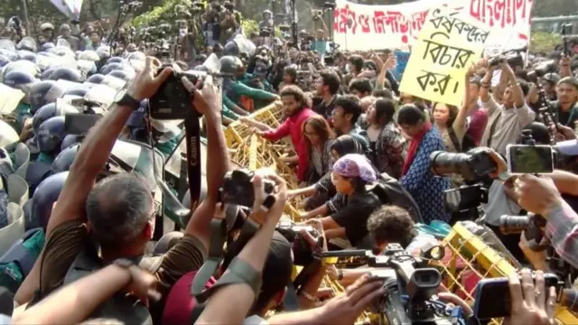 ধর্ষণের প্রতিবাদে বিক্ষোভ