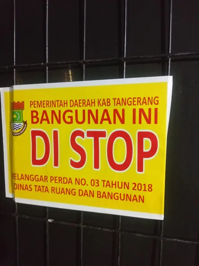 Segel yang dipasang di gerbang Yayasan POUK Tesalonika Tangerang