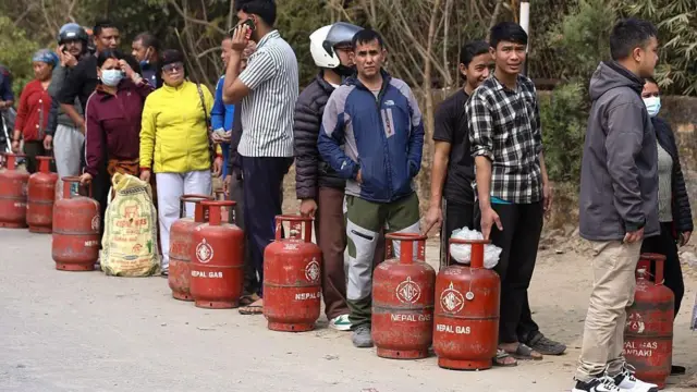 मध्य पूर्वेतील युद्धामुळे पुरवठा थांबेल या भीतीने नेपाळमधील ग्राहक रिकामे एलपीजी सिलिंडर घेऊन रांगेत उभे आहेत.