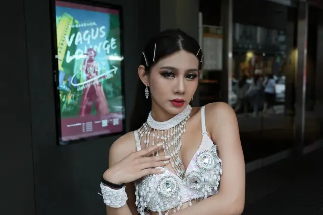 一名跨性別女性小嗨接受BBC中文訪問。