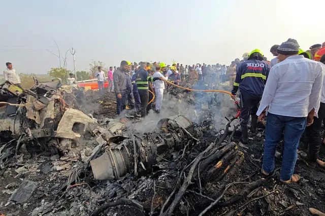हादसे के चश्मदीदों ने बताया कि विमान को हवा में देखकर ही लग रहा था कि वह लैंड नहीं हो पाएगा