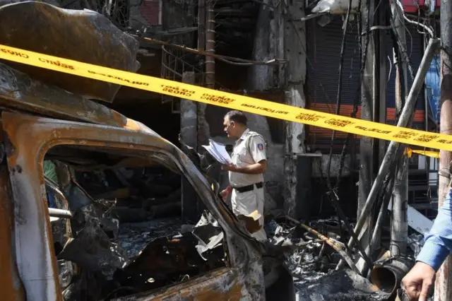 आगलागी भएको अस्पतालबाहिर प्रहरी