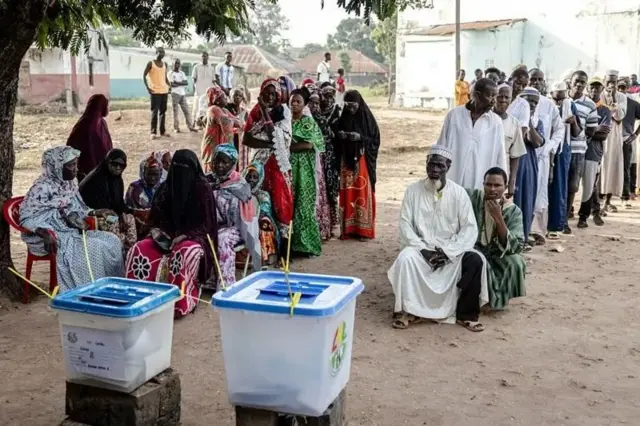 Wapiga kura wakiwa kwenye foleni ya kupiga kura katika katika kituo cha kupigia kura cha Nema 1 huko Gabu Novemba 23, 2025, katika uchaguzi mkuu wa Guinea-Bissau