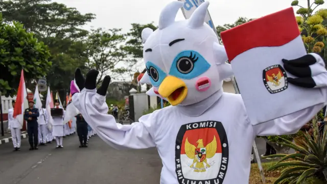Maskot Pemilu 2024 Sura dan Sulu mengikuti Kirab Pemilu 2024 di Bale Kota Tasikmalaya, Jawa Barat, Senin (16/10).