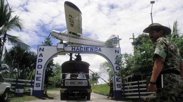 Dis file foto show di iconic entrance of di Hacienda Napoles wit di plane wey dem believe Escobar "crown" im first shipment of cocaine to di United States.