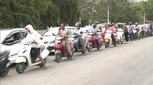 পেট্রলের জন্য দীর্ঘ লাইন রাজধানী ইম্ফলে