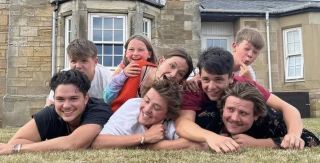 Rory Swimm (au centre) avec sa famille et ses amis lors de leur voyage écossais annuel au village d'Elie à Fife.