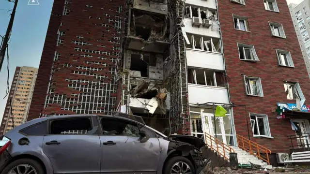 В результате атаки в Киеве серьезные повреждения получил многоэтажный жилой комплекс