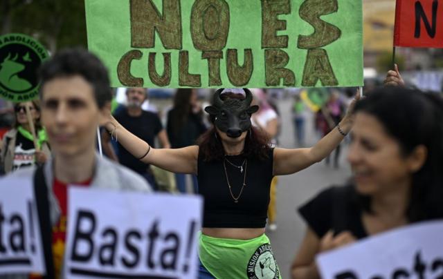 تظاهرة في العاصمة الإسبانية مدريد للمطالبة بحظر مصارعة الثيران، 16 سبتمبر/أيلول 2023. 