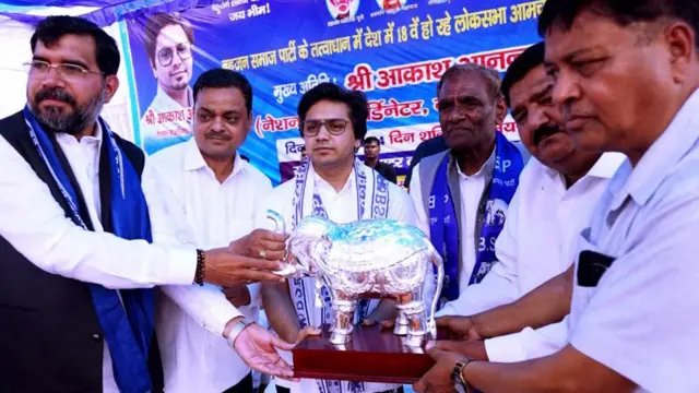 आकाश आनंद को हाथी की प्रतिमा भेंट करते बीएसपी के नेता