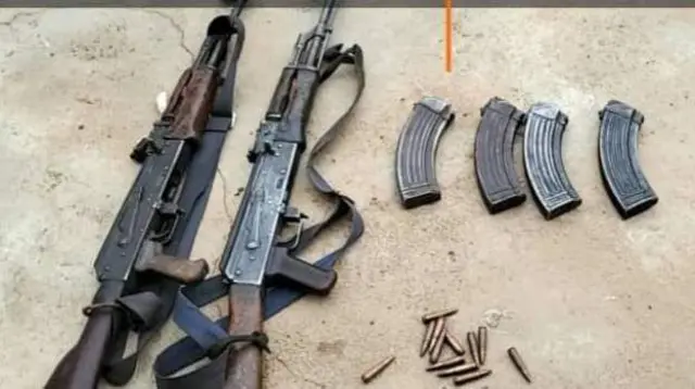 Awọn ibọn meji ati ọta wọn