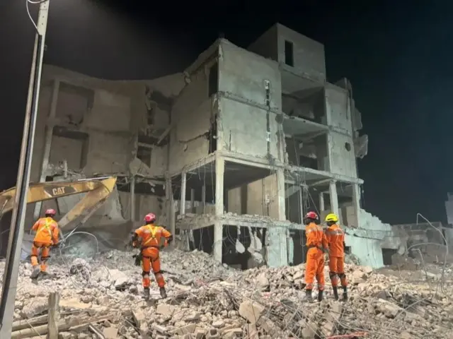 Images des secours sur les ruines de l'immeuble.