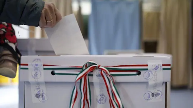 Избиратель голосует на избирательном участке во время парламентских выборов в Будапеште, Венгрия, в воскресенье, 12 апреля 2026 года