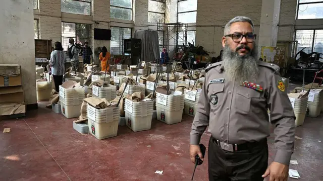 সারাদেশের ভোটকেন্দ্রে পৌঁছাতে শুরু করেছে ব্যালট বক্স, পেপার, সিল, কালিসহ অন্যান্য নির্বাচনী সরঞ্জাম