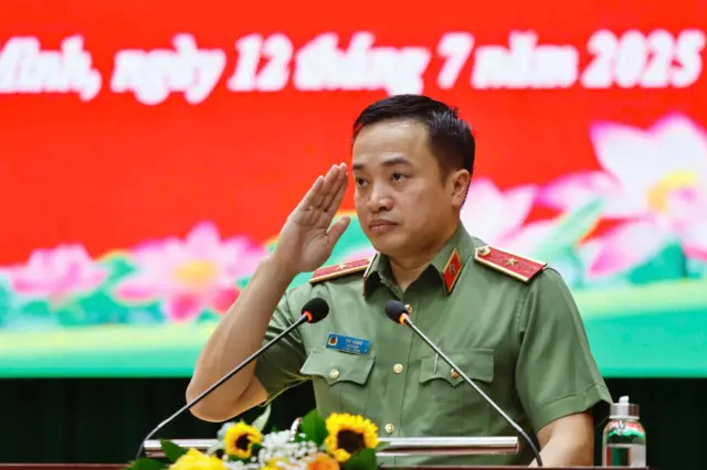 Tướng Mai Hoàng được thăng bậc từ thiếu tướng lên trung tướng chỉ sau hơn một tháng được bổ nhiệm làm Giám đốc Công an TP HCM Tướng Mai Hoàng được thăng bậc từ thiếu tướng lên trung tướng chỉ sau hơn một tháng được bổ nhiệm làm Giám đốc Công an TP HCM