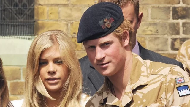 Chelsy Davy com Harrycasa dando bônus2008