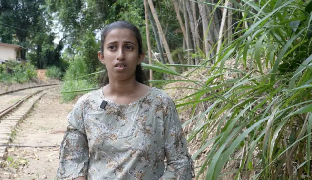 "ඇත්තට ම අපහසුයි... අපි ගියේ ආවේ ඉතින් හැමදේම කකළේ කොච්චියේ. කොච්චි නැති හින්දා සෑහෙන පීඩාවක් විදිනවා අපි"