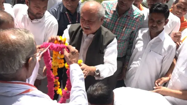नरेंद्र सिंह तोमर का स्वागत करते कार्यकर्ता.