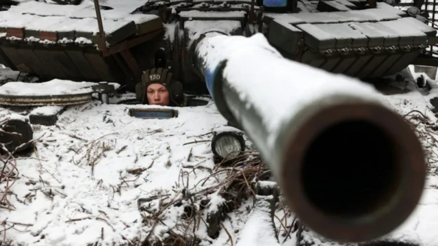 Soldado ucraniano abaixado pertonps pixbetcanhão na neve