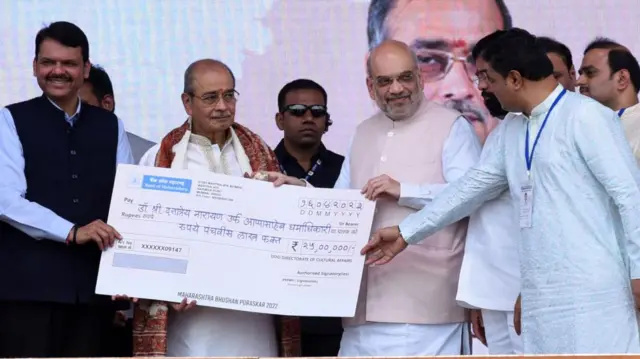 श्री बैठकांच्या माध्यमातून आप्पासाहेब धर्माधिकारींनी लाखो अनुयायी कसे जोडले?