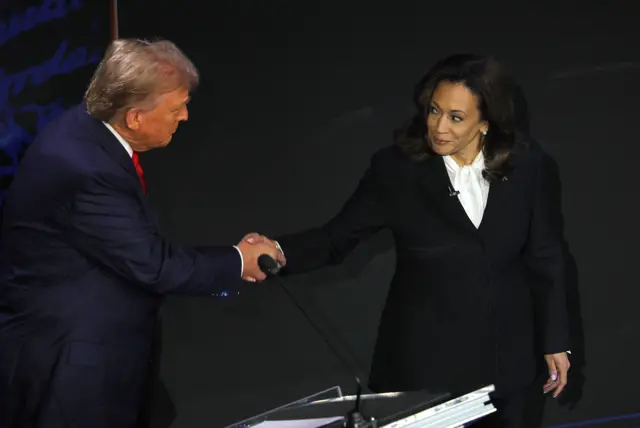 La candidata demócrata a la presidencia de Estados Unidos, Kamala Harris, le estrecha la mano a su contrincante, el candidato republicano Donald Trump, antes de iniciar el primer debate presidencial entre ambos en Filadelfia, Pensilvania, Estados Unidos, el 11 de septiembre de 2024.