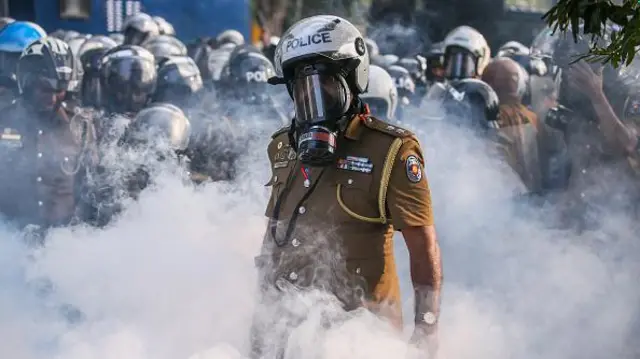 16වැනි වගන්තියප්‍රකාරව යම් ප්‍රදේශයකට ඇතුළත් වීම, යම් මාර්ගයක ගමන් කිරීම තහනම් කිරීම පවා තහනම් කිරීමට පොලිස් නිලධාරියකුට හැකියාව පවතියි.