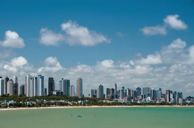 Vista de prédios na orla de João Pessoa.