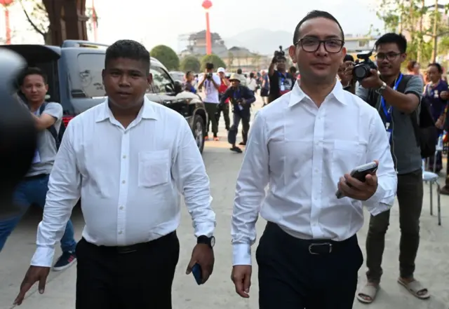 အေအေခေါင်းဆောင် ဗိုလ်ချုပ်ထွန်းမြတ်နိုင် (ညာ) နဲ့ ဒုခေါင်းဆောင် ဒေါက်တာညိုထွန်းအောင် (ဘယ်) 