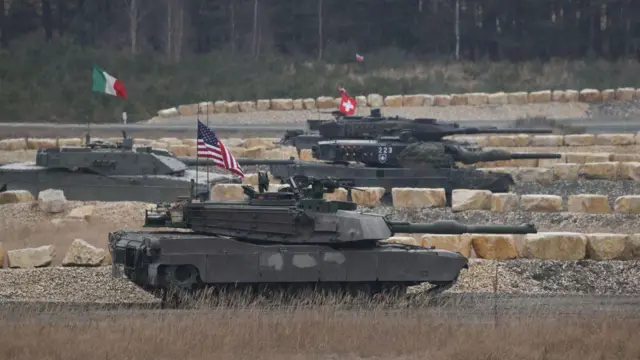 İtalya, İsviçre ve ABD tanklar yan yana duruyor