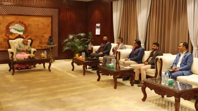 प्रधानमन्त्री सुशीला कार्कीसँग भेटवार्ता गर्दै रवि लामिछाने तथा उनका पार्टीका नेताहरू। बायाँबाट तेस्रो स्थानमा सरकारका प्रवक्ता जगदिश खरेल पनि उपस्थित