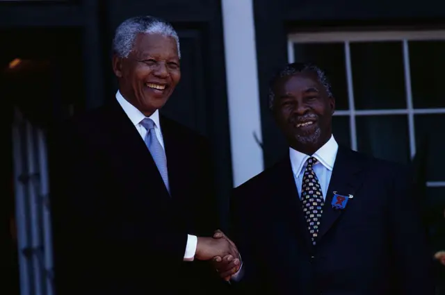 Thabo Mbeki aramukanya na Nelson Mandela 