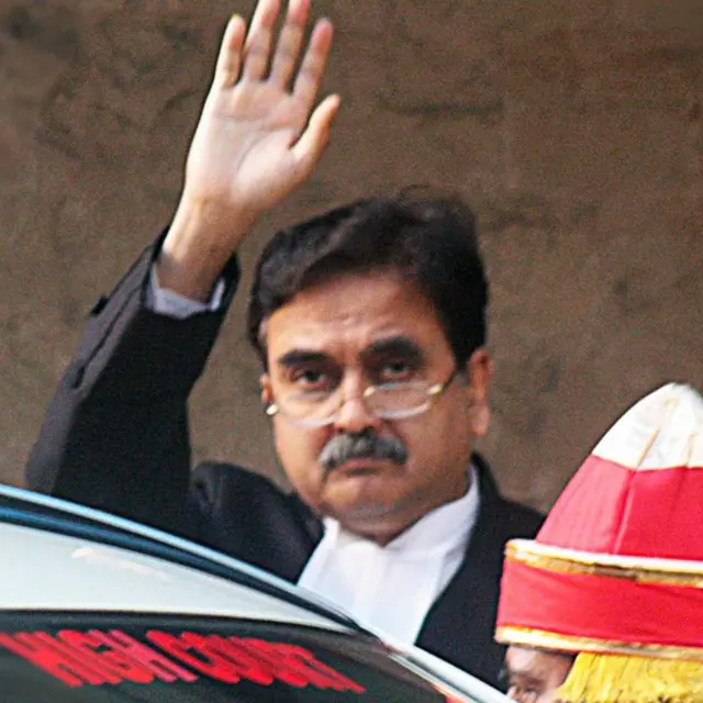 सोमवार को अदालत से निकलते जस्टिस अभिजीत गंगोपाध्याय 