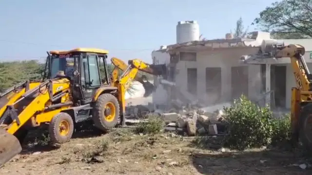 ગુજરાતના પૂર્વ સાંસદ દીનુ સોલંકી, ગીર સોમનાથના કલેક્ટર દિગ્વિજયસિંહ, ગુજરાતમાં ગેરકાયદે બાંધકામ, બીબીસી ગુજરાતી, ગુજરાત